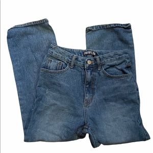 Overflow waist 14 inches across, 25 inch inseam.